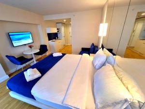 Orbi Hotel Apartments tesisinde bir odada yatak veya yataklar