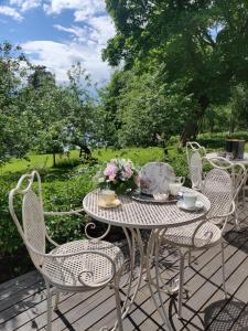 - une table et des chaises sur une terrasse avec un service à thé dans l'établissement Ruustinnan telttamajoitukset, à Saarijärvi
