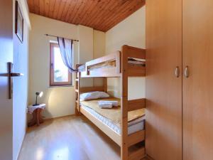 Postel nebo postele na pokoji v ubytování Apartment Ruža 2 by Interhome