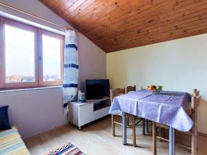 TV a/nebo společenská místnost v ubytování Apartment Ruža 2 by Interhome + 21 fotografií