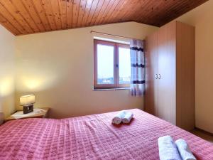 Postel nebo postele na pokoji v ubytování Apartment Ruža 2 by Interhome