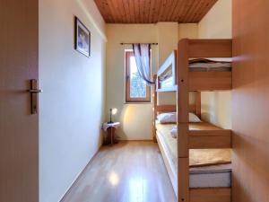 Postel nebo postele na pokoji v ubytování Apartment Ruža 2 by Interhome