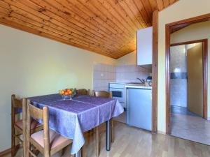 Kuchyň nebo kuchyňský kout v ubytování Apartment Ruža 2 by Interhome