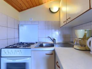 Kuchyň nebo kuchyňský kout v ubytování Apartment Ruža 2 by Interhome