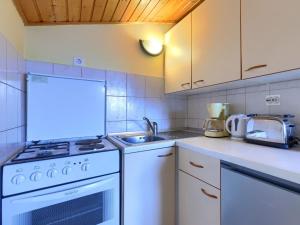 Kuchyň nebo kuchyňský kout v ubytování Apartment Ruža 2 by Interhome