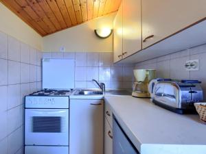 Kuchyň nebo kuchyňský kout v ubytování Apartment Ruža 2 by Interhome
