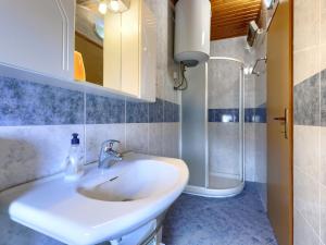 Koupelna v ubytování Apartment Ruža 2 by Interhome