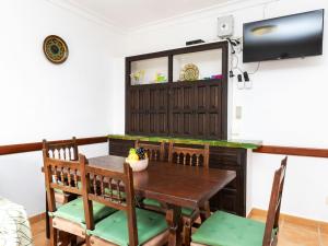 TV a/nebo společenská místnost v ubytování Apartment Adelfa apt 6 by Interhome + 14 fotografií