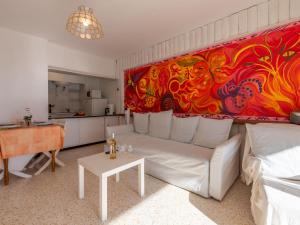 ル・グロー・デュ・ロワにあるApartment le Plein Sud II by Interhomeの白いソファと絵画が飾られたリビングルーム