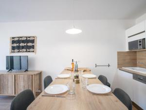 een eetkamer met een houten tafel en stoelen bij Apartment Les Louvans-2 by Interhome in Saint-Aygulf