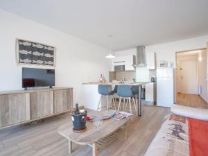 een keuken en een woonkamer met een bank en een tafel bij Apartment Les Louvans-2 by Interhome in Saint-Aygulf