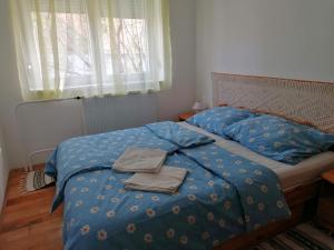 um quarto com uma cama com duas toalhas em Gabriella Ház em Szólád