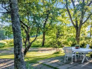 HirsjärviにあるHoliday Home Isopehtoori by Interhomeの木々のあるパティオ(テーブル、椅子付)