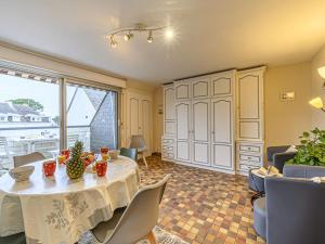 - une salle à manger avec une table et des chaises dans l'établissement Apartment Les Embruns-1 by Interhome, à Carnac
