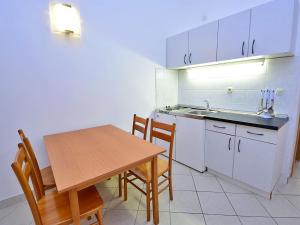 Kuchyňa alebo kuchynka v ubytovaní Apartment Meridiana-4 by Interhome