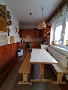 uma mesa de madeira no meio de uma cozinha em Gabriella Ház em Szólád