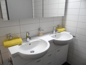 エンゲルベルクにあるApartment Hess Park by Interhomeの白いバスルーム(シンク2台、鏡付)