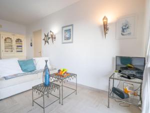 Posezení v ubytování Apartment Les Maures de l'Esterel-1 by Interhome + 42 fotografií