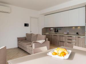 una cucina e un soggiorno con un cesto di frutta su un bancone di Holiday Home Gelsomino - GLA125 by Interhome a Gera Lario