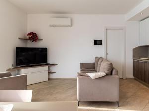 un soggiorno con divano e TV di Holiday Home Gelsomino - GLA125 by Interhome a Gera Lario
