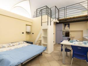 フィナーレ・リーグレにあるApartment Cielo e Mare - FLG111 by Interhomeのベッド、デスク、階段が備わるドミトリールームです。