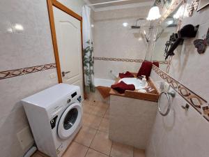 y baño con lavadora y lavamanos. en Relax studio Tenerife, en Playa de las Américas