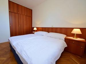 Posteľ alebo postele v izbe v ubytovaní Apartment Meridiana-6 by Interhome