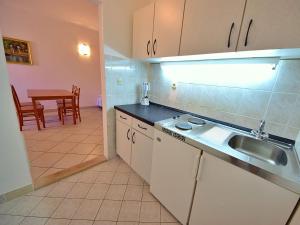Kuchyňa alebo kuchynka v ubytovaní Apartment Meridiana-6 by Interhome