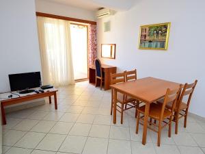 Televízia a/alebo spoločenská miestnosť v ubytovaní Apartment Meridiana-6 by Interhome + 10 fotografií