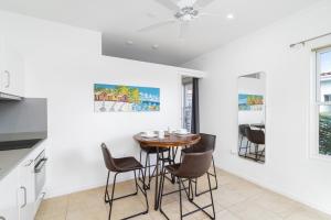 une salle à manger avec une table et des chaises dans une cuisine dans l'établissement Little Paradise 1 - Prikichi, à Noord