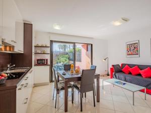 cocina y sala de estar con mesa y sofá en Apartment Santa Monica-2 by Interhome, en Fréjus