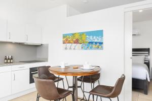 une cuisine et une salle à manger avec une table et des chaises dans l'établissement Little Paradise 1 - Prikichi, à Noord