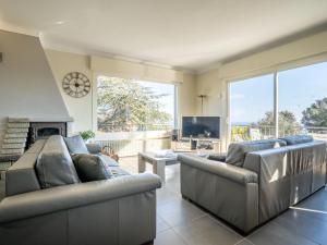 uma sala de estar com dois sofás e uma televisão em Holiday Home Gisele by Interhome em Saint-Aygulf