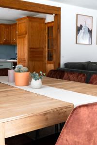 uma sala de estar com uma mesa e um sofá em Chalet des bois de Criou em Morillon