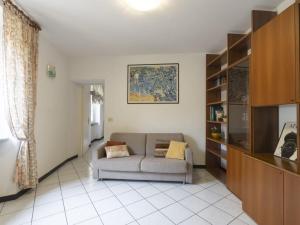 sala de estar con sofá y TV en Apartment Gallesio - FLG213 by Interhome en Finale Ligure