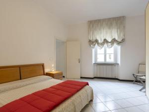 Un dormitorio con una cama grande y una ventana en Apartment Gallesio - FLG213 by Interhome en Finale Ligure