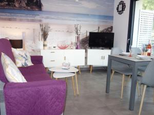 アルジェレス・シュル・メールにあるApartment Le Clos des Alberes-2 by Interhomeの紫色のソファとテーブル付きのリビングルーム