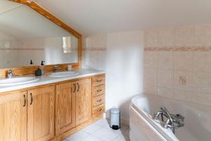 a bathroom with two sinks and a bath tub at Chalet des bois de Criou in Morillon