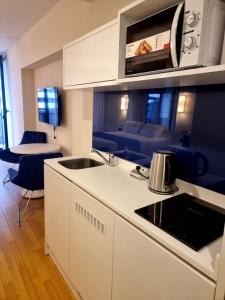 Orbi Hotel Apartments tesisinde mutfak veya mini mutfak
