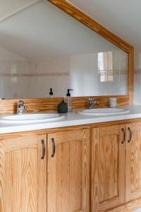een badkamer met twee wastafels en een spiegel bij Chalet des bois de Criou in Morillon