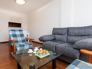 sala de estar con sofá y mesa en Apartment Port L'escala-1 by Interhome, en L'Escala