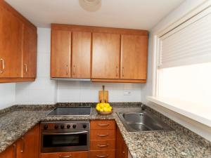 Kuchyňa alebo kuchynka v ubytovaní Apartment Port L'escala-1 by Interhome
