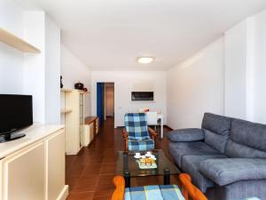 Televízia a/alebo spoločenská miestnosť v ubytovaní Apartment Port L'escala-1 by Interhome