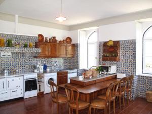 Køkken eller tekøkken på Holiday Home De Ferreira by Interhome