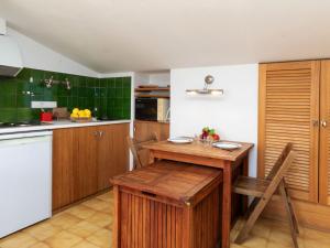 Kuchyňa alebo kuchynka v ubytovaní Studio Port L'escala-6 by Interhome