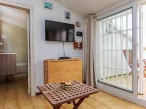 Televízia a/alebo spoločenská miestnosť v ubytovaní Studio Port L'escala-6 by Interhome