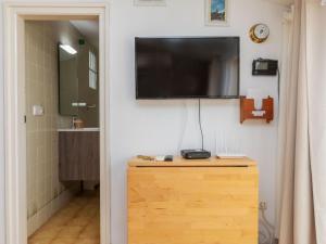 Televízia a/alebo spoločenská miestnosť v ubytovaní Studio Port L'escala-6 by Interhome