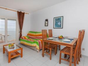 レスカラにあるApartment Riells Park by Interhomeのテーブルとソファのあるリビングルーム