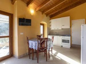 cocina con mesa y sillas en una habitación en Apartment Agriturismo Il Vecchio Mulino by Interhome, en Tavole