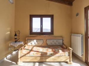 1 dormitorio con 1 cama grande y ventana en Apartment Agriturismo Il Vecchio Mulino by Interhome, en Tavole